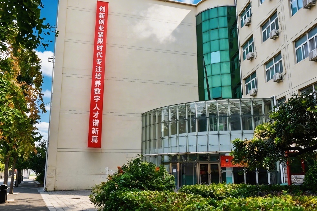 jimeng-2026-02-22-6787-请将此图,修成极具大师级的摄影作品大片,只改变色彩滤镜鲜明度景深对比度以及天空云....jpg